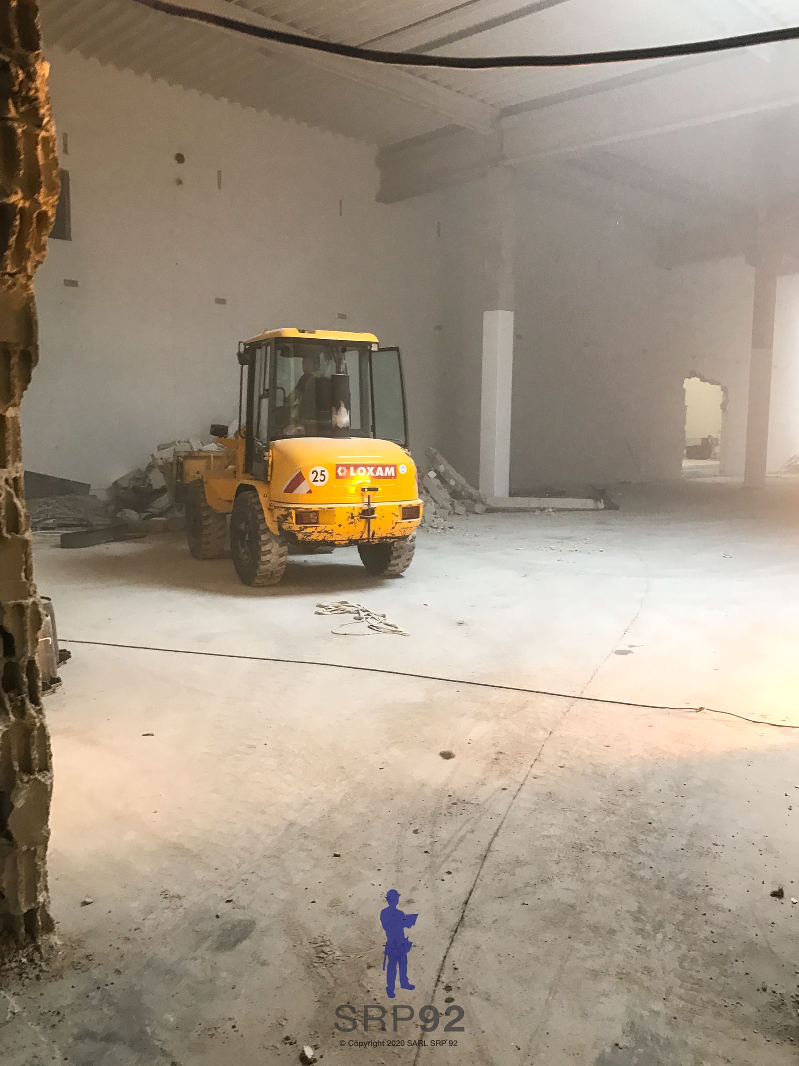 Pièce rénovée avec finitions de peinture