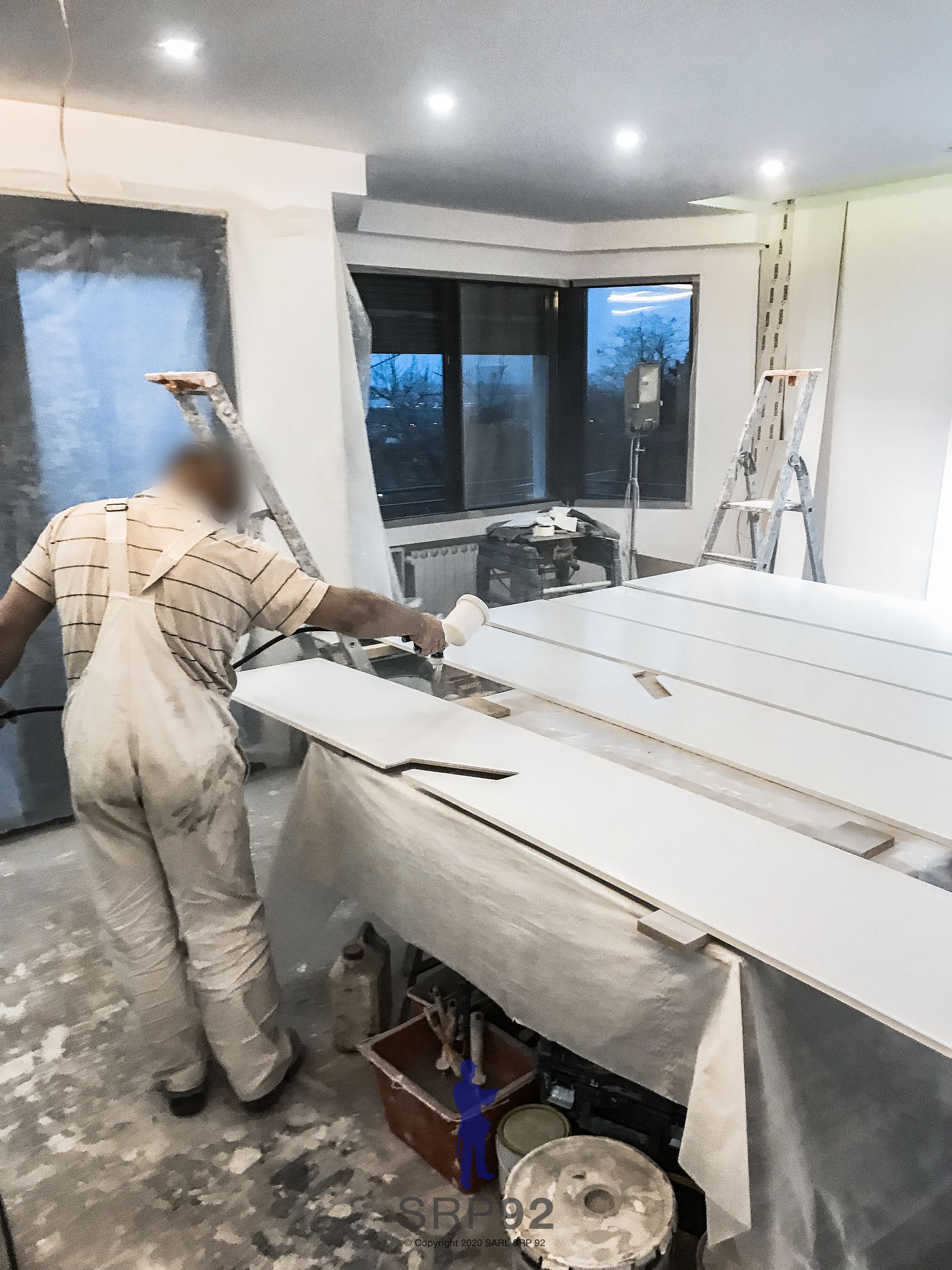 Meuble sur mesure posé dans une pièce rénovée
