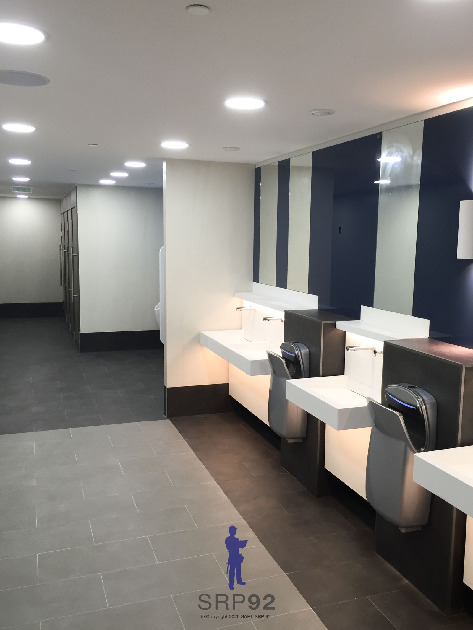 Salle de bain rénovée avec meuble vasque et faïence